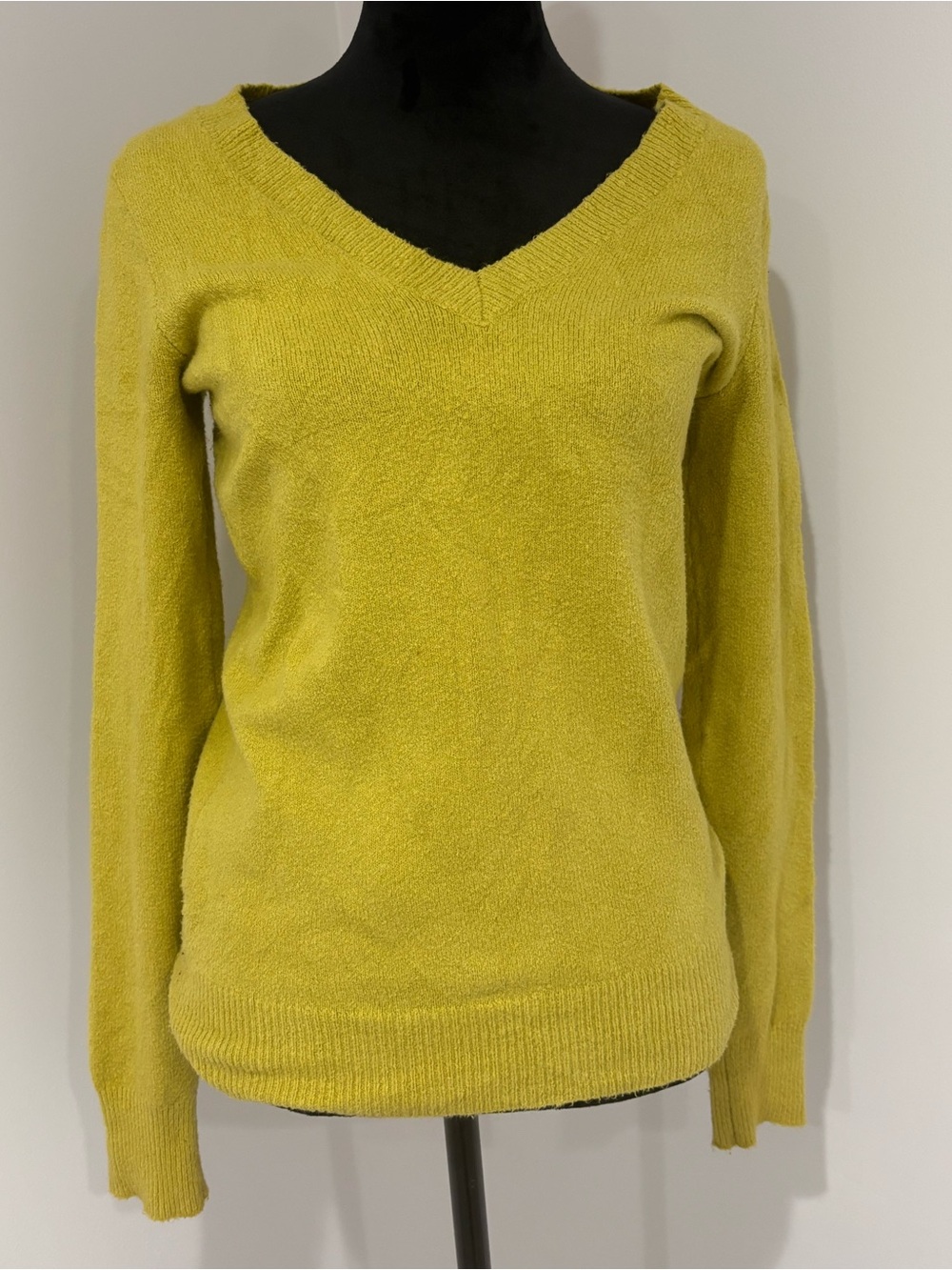 Gap Women's V-Neck Sweater in Chartreuse Green